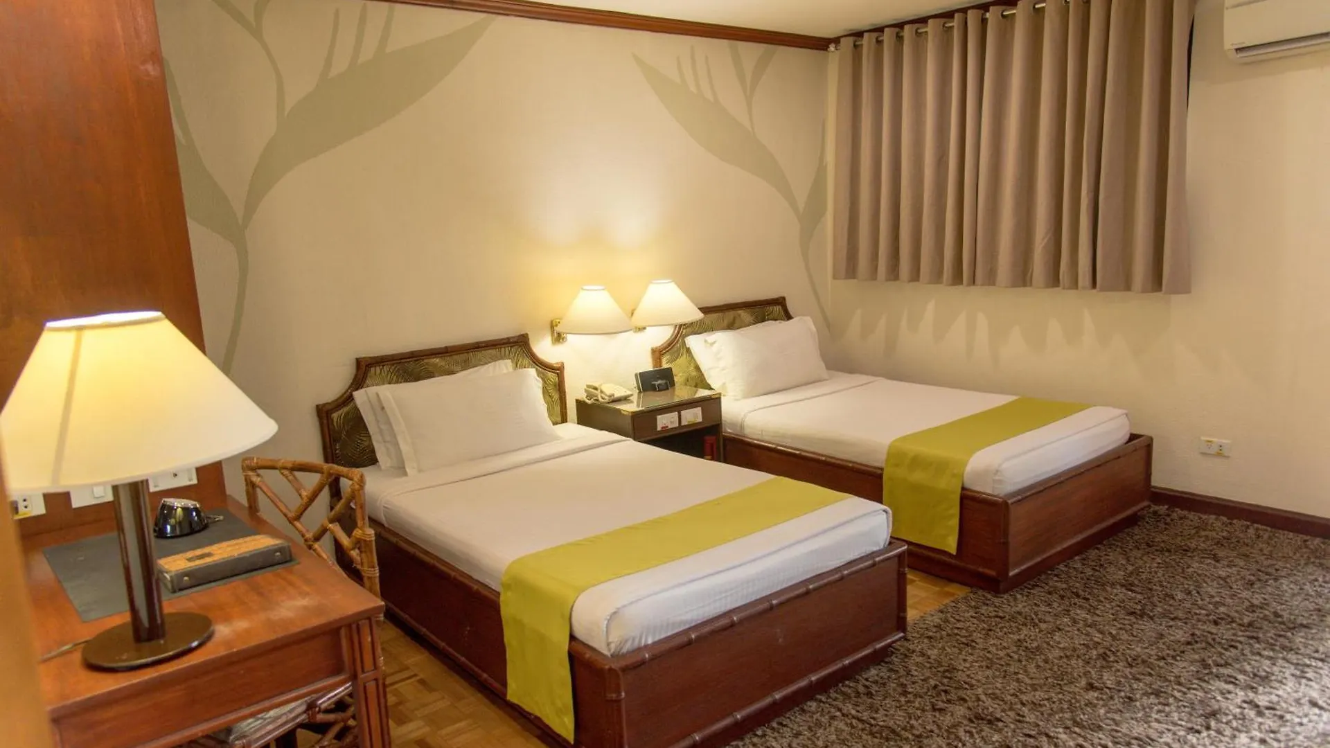 Oasis Hotel آنغلوس